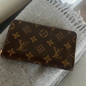 Louis Vuitton Zippy Wallet in excellent condition